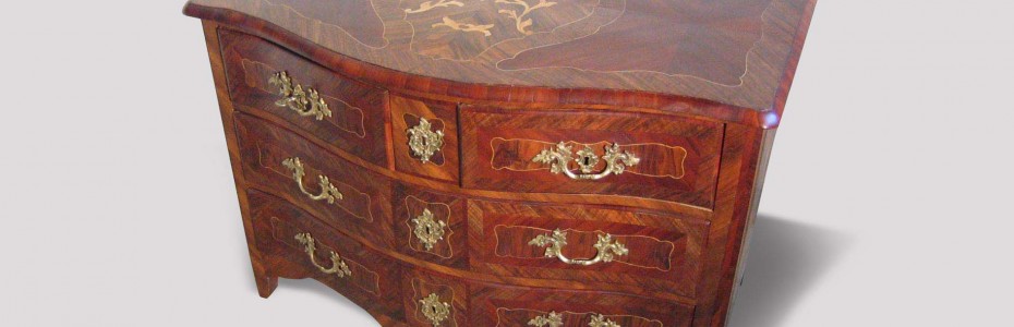 Commode Régence en arbalète